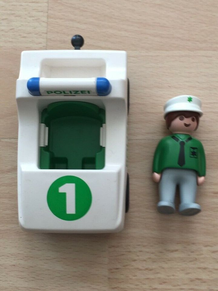 Polizist mit Auto von Playmobil für die Kleinsten in Hamburg