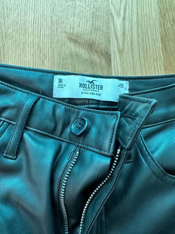 Hollister - Ultra high rise Leder Hose W25 in Ilmmünster