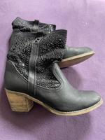Stiefeletten mit Pailetten Ge. 40 schwarz Hessen - Lauterbach (Hessen) Vorschau