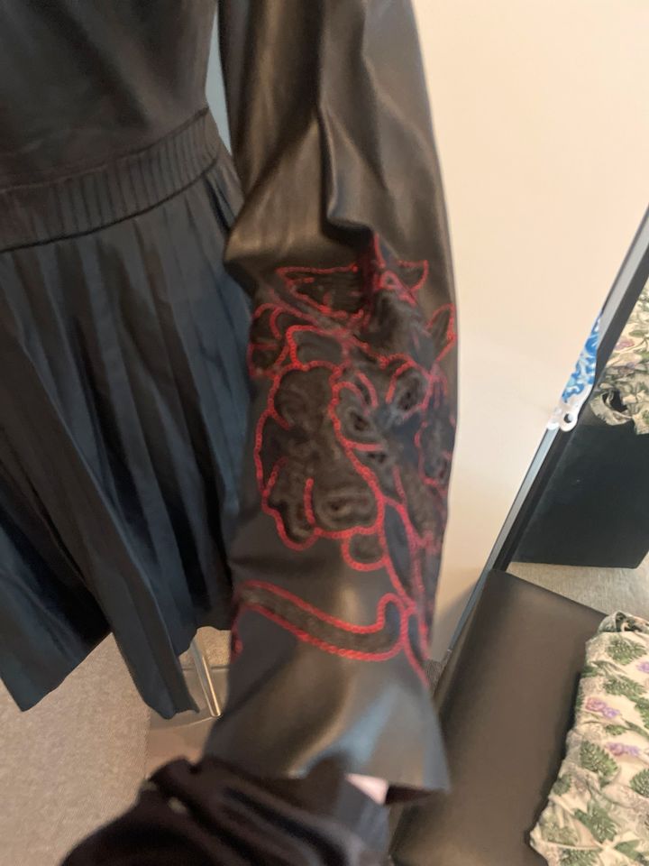 Zara Kunstlederkleid schwarz Kleid in Mantel