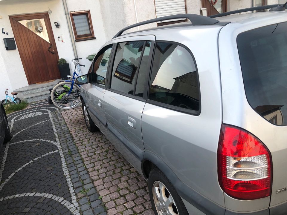 Opel Zafira 2.2 DTI / 7 Sitzer in Waghäusel