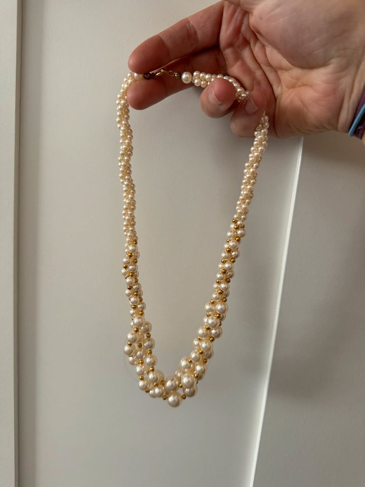 Weiße Perlenkette in Leipzig