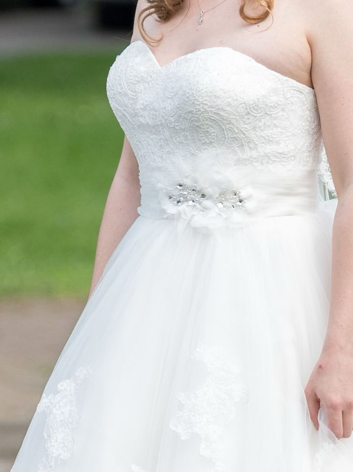 Hochzeitskleid / Brautkleid Gr. 40 mit langer Schleppe in Winsen (Luhe)