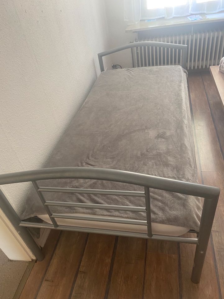 Bett mit Matratze 200*90 in Gelsenkirchen