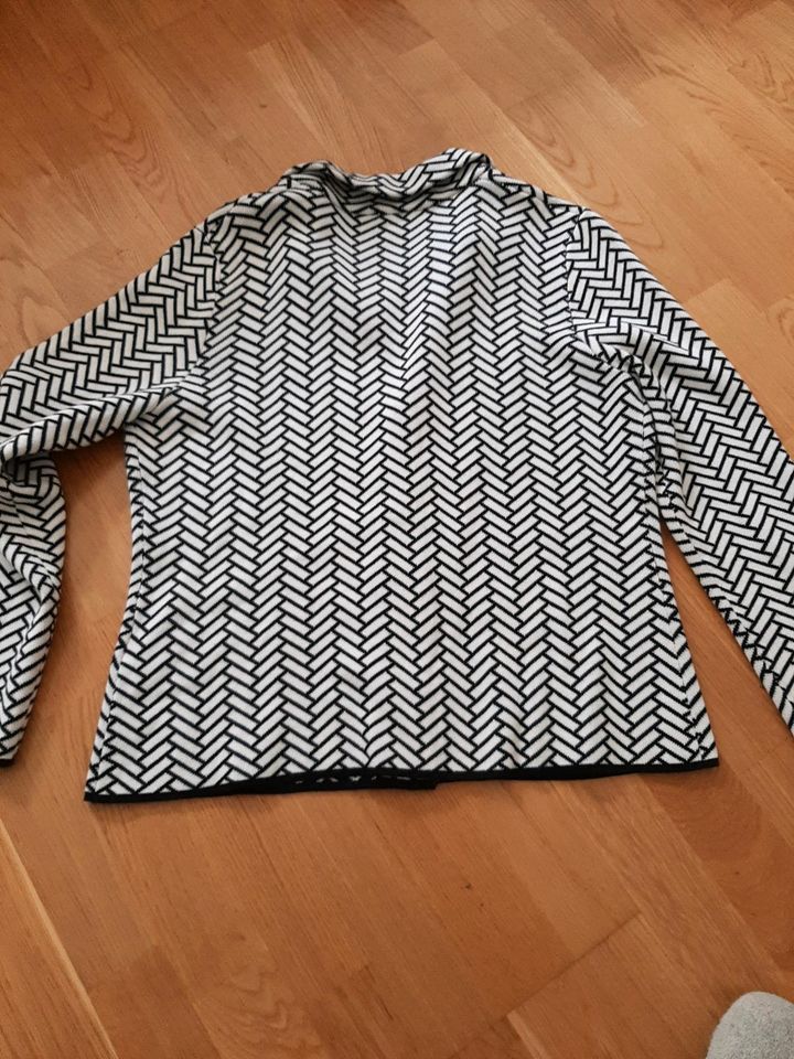 Strickjacke / Strickblazer alba moda, 42, weiß / schwarz in München