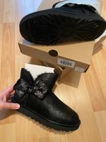 NEU UGG Boots schwarz Gr. 37 Mini Sequin Bow glitzer schimmer Frankfurt am Main - Gutleutviertel Vorschau