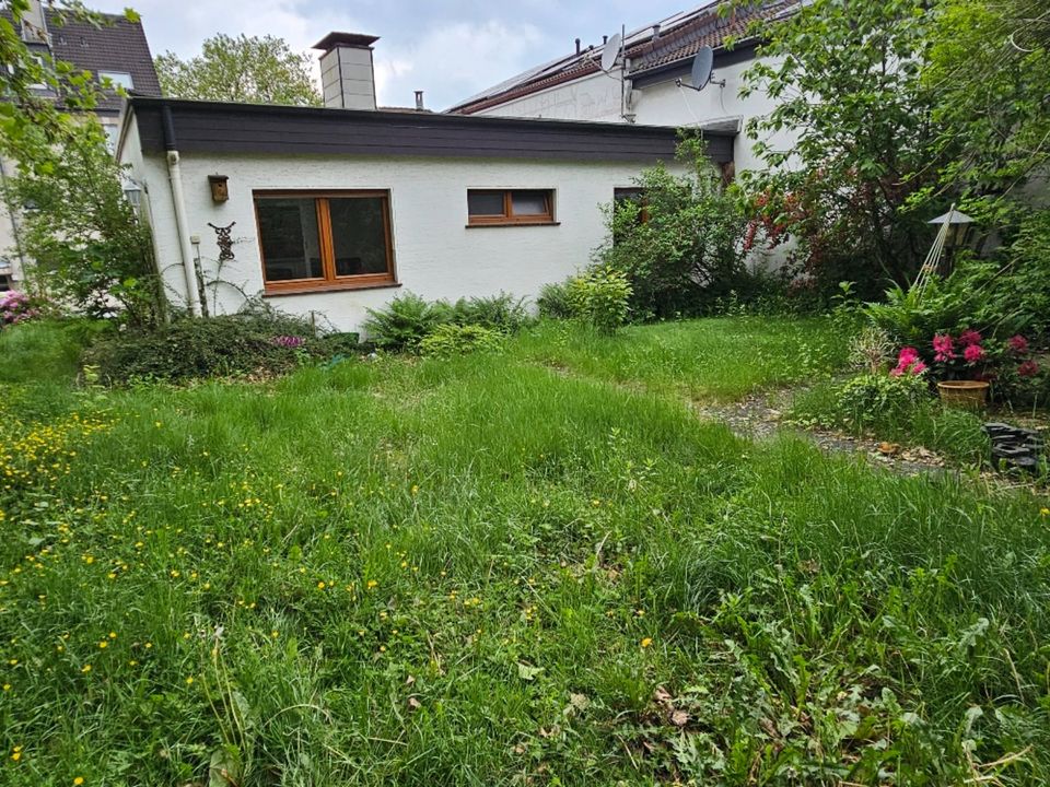 Bungalow mit 120m² Wohnfläche + Nutzfläche und Garten + Garage in Solingen
