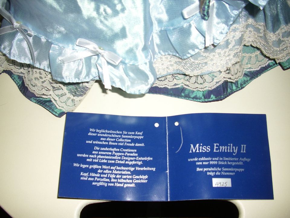"Miss Emily II" 4525/9999, eine Sammlerpuppe Porzellan, ca. 62cm in Gießen