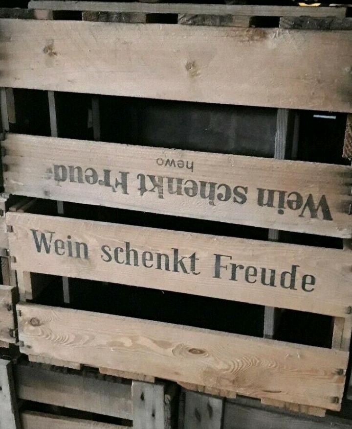 Alte Weinkisten als Dekoration mit Aufdruck Holzkisten Unikat in Bonn