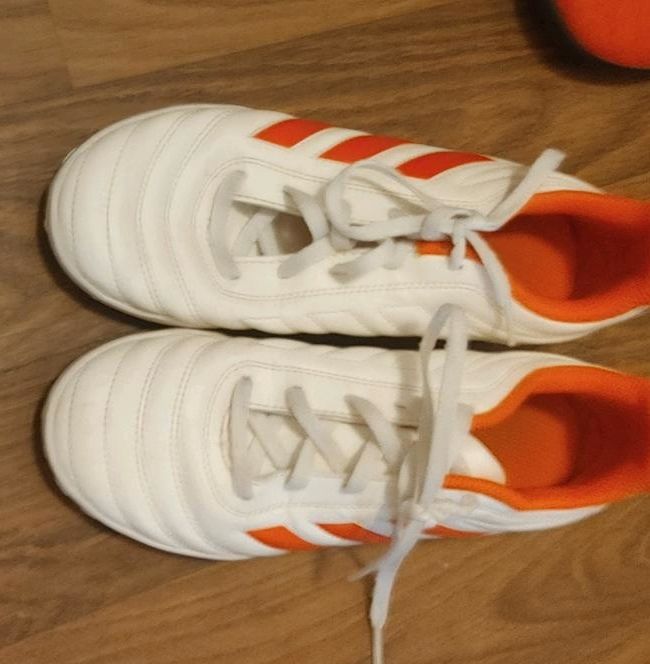 Fußballschuhe von Adidas Gr 36,5 in Berlin