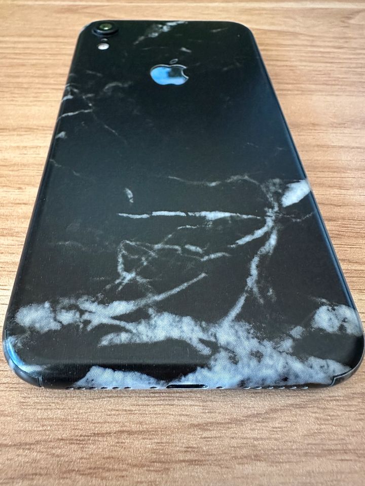 Apple iPhone Xr 64GB schwarz (Dbrand-Skin) Akkucase & Zubehör OVP in Dresden