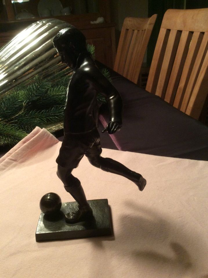 Bronzeskulptur, Bronzestatue, Bronze Fußballer, Skulptur, in Meppen