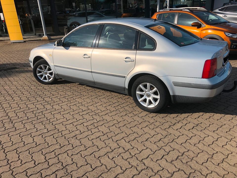 VW-Passat.Limo.Silber. Bj.1999.TÜV Juli 24. Klima-Automatic. AHK in Braunschweig