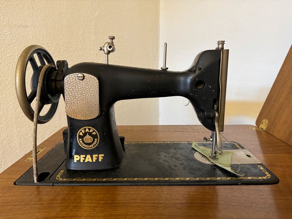 Pfaff-Nähmaschine im Unterschrank versenkbar in Schorndorf