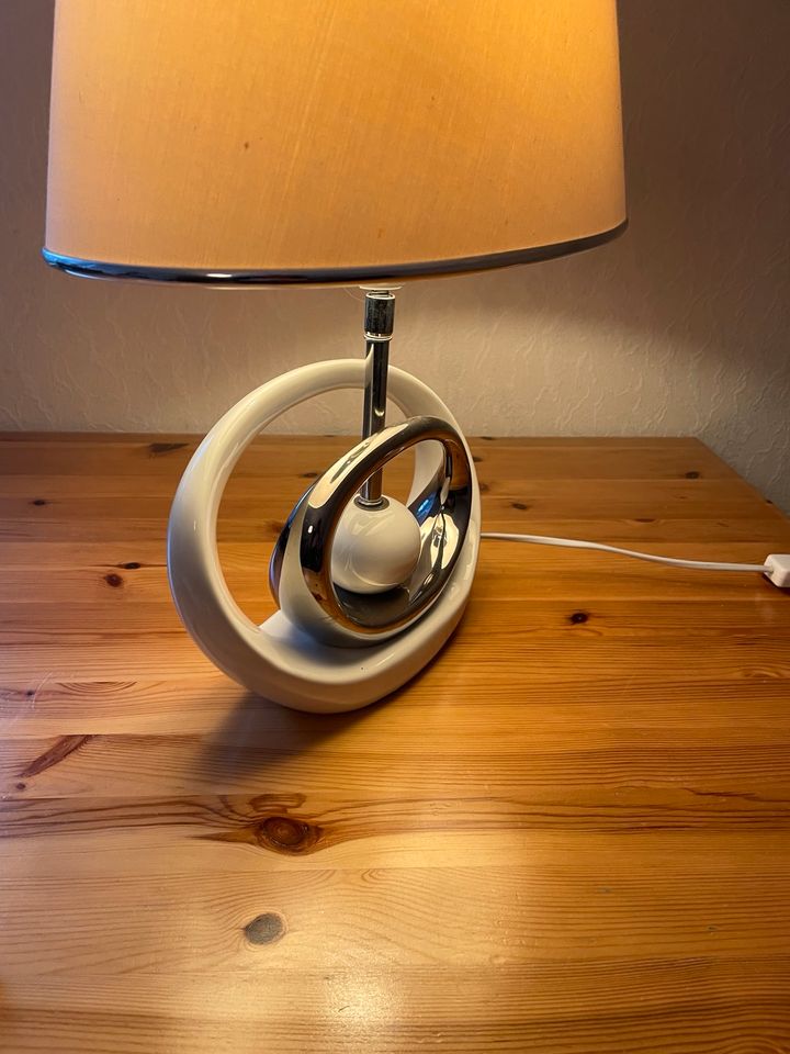 Moderne Lampe Tischlampe in Großefehn