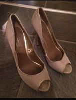 ZARA Pumps mit Plateau, Peeptoe, gold glitzernd, Gr. 40 Nordrhein-Westfalen - Voerde (Niederrhein) Vorschau