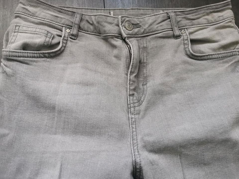 Damen Stretch-Jeans Gr. 40 hellgrau. Schnäppchen in Velbert