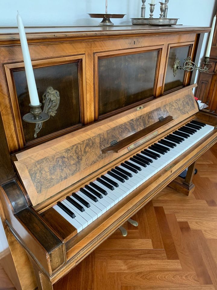 Biete ein sehr schönes Klavier für Dekozwecke in Gießen