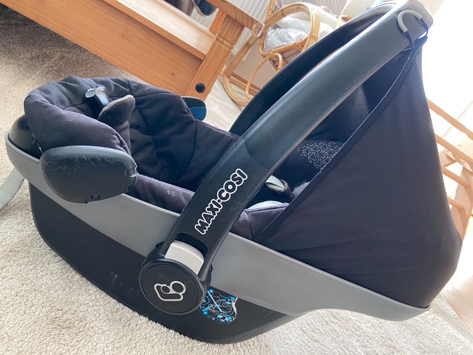 Babyschale Maxi Cosi Pebble mit Family Fix Station, Isofix in Wemding