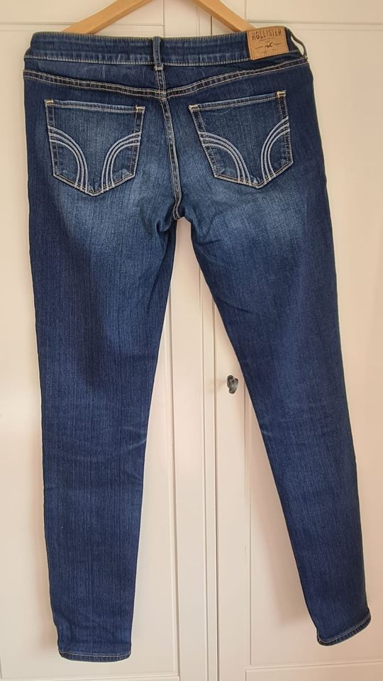 Neuwertige Hollister Jeans in dunkelblau W29 / L31 in Bremen