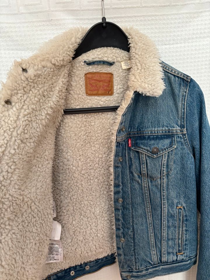 Levi‘s Jeansjacke mit Teddyfell gefüttert in Berlin