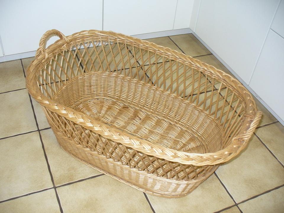 Großer Korb, oval, geflochten Babybett Kinderbett Wäschekorb in Karlsbad