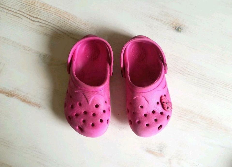 Kinder Baby Crocs Gr 23 Mädchen Gartenclogs Badeschuhe pink rosa in Uhlstädt-Kirchhasel