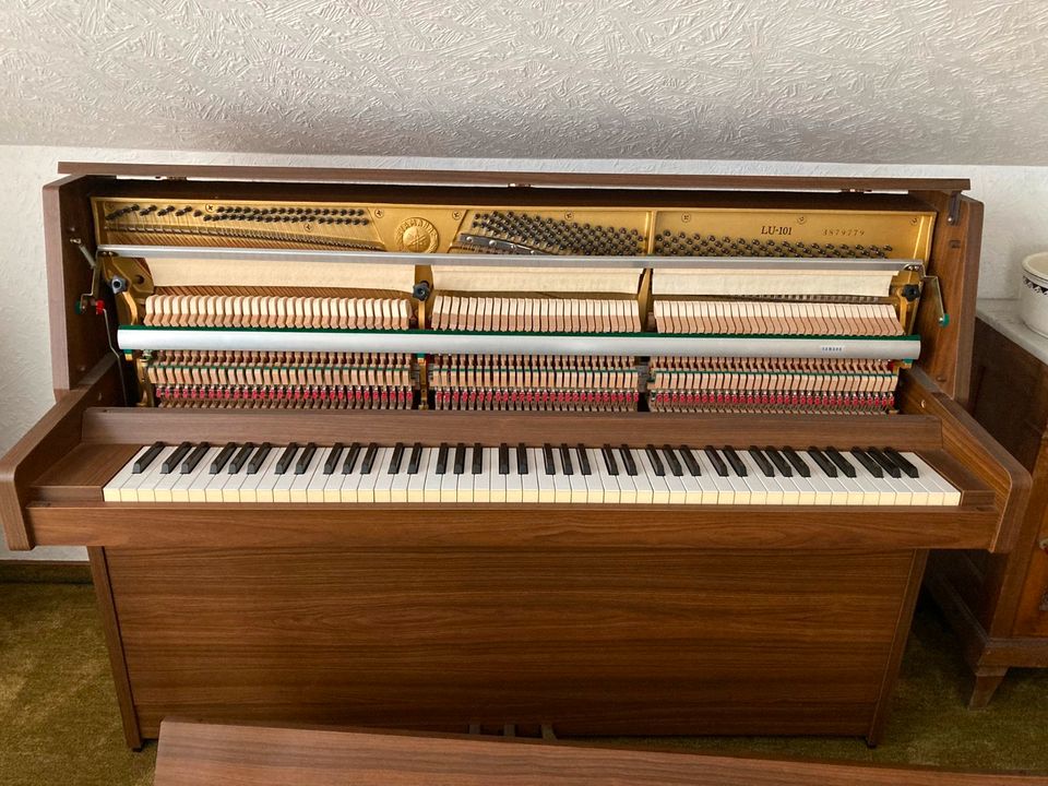 Klavier Yamaha LU-101,1.Hand, ca. 1985 mit Klavierhocker in Kandel