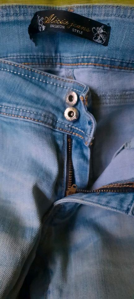 Hellblaue, gerade Jeans streichen, Gr. L in Stuttgart - Stuttgart-Mitte |  eBay Kleinanzeigen ist jetzt Kleinanzeigen