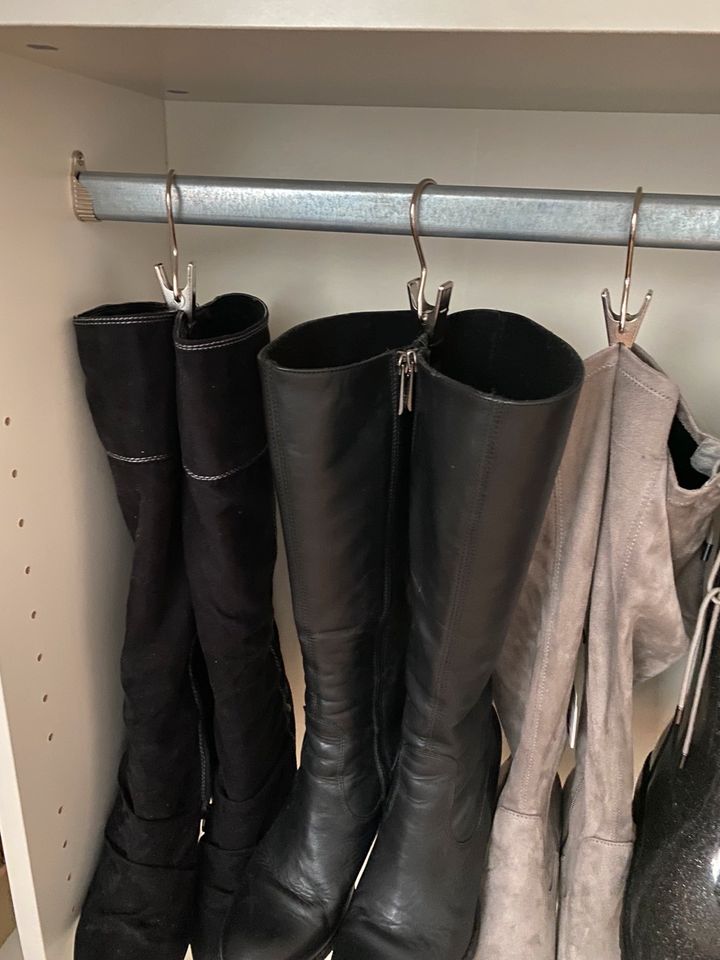 IKEA Billy Regal als Schuhschrank für Stiefel mit Kleiderstange in Röthenbach