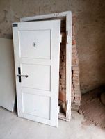 Tür mit Zarge von ehemaliger Kühlanlage isoliert. Bayern - Wittelshofen Vorschau
