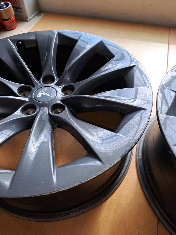 Tesla Model S 2x Felgen 1059337-00-B 19x8J 40mm  19 Zoll Felgen in Bad Schönborn