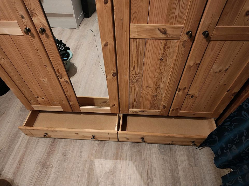 Kleiderschrank Holz Schrank Schlaf Wohn Kinderzimmer in Kiefersfelden