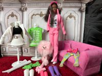 Barbie Puppe mit rosa-Outfit+ Kleidung+ Stiefel Sammeln Niedersachsen - Algermissen Vorschau