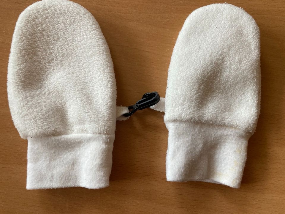 3 x Baby-und Kleinkind-Handschuhe und 7 kleine Tücher in Cloppenburg