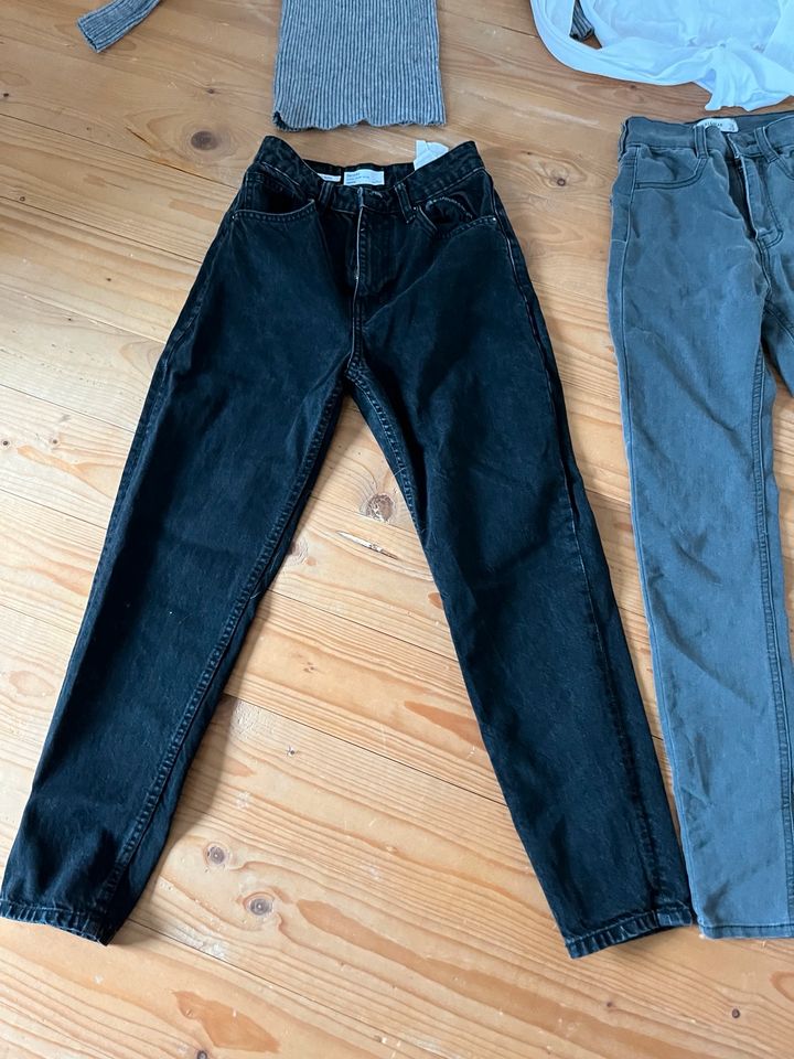 Bershka Jeans Pull & Bear LA Shirts XS oder 32 Set in Detmold