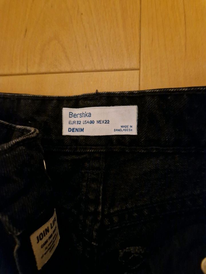 Mom Jeans Bershka Olivia Gr 32 (XS) in Weil der Stadt