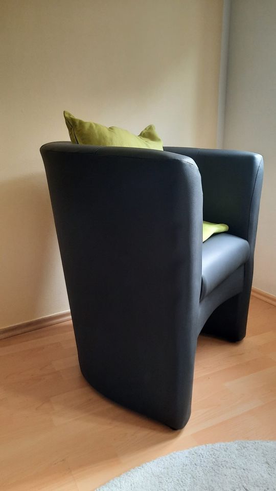 Couch/Sofa Kunstleder schwarz unbenutzt, Neupreis: 780€ in Ummerstadt