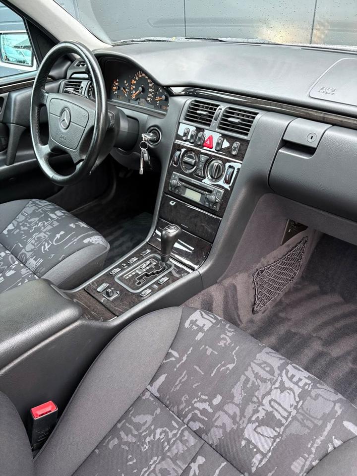 Mercedes-Benz E 220 CDI Avantgarde Automatik 80tkm! 18" AMG in Ahlen