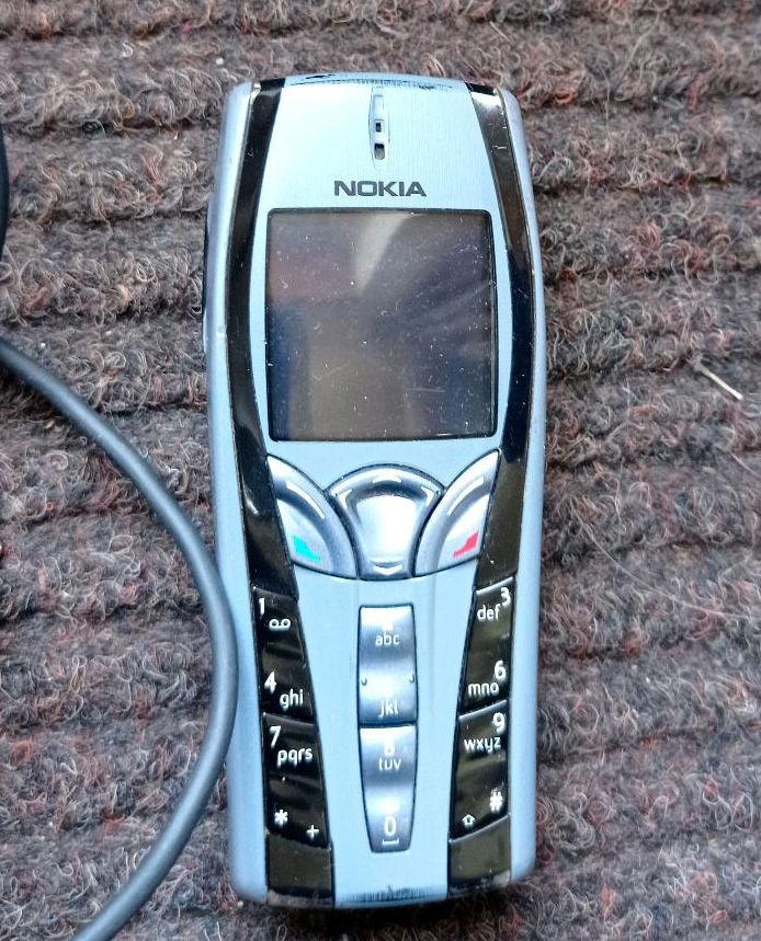 Handy Nokia 7250i mit neuem Akku und Ladegerät in Leisnig