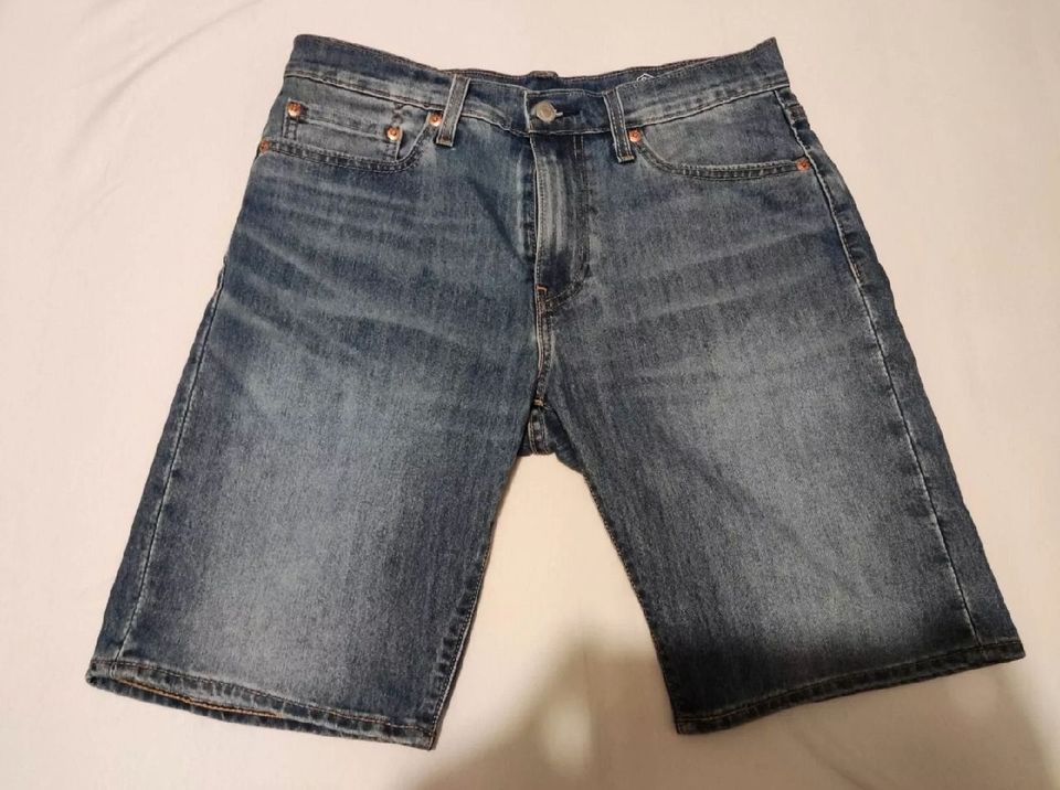 Levi's 405 Standard Shorts. Size: 30x10 in Hannover