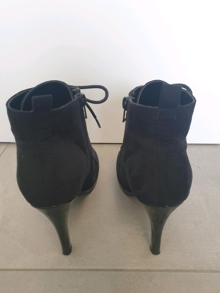 Schwarze geschlossene High Heels mit Pfennigabsatz in Hildesheim