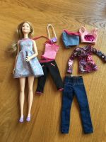 Barbie mit Kleidern Pankow - Weissensee Vorschau