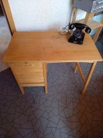 kleiner Holz Schreibtisch alt, ohne Telefon Hessen - Hohenahr Vorschau