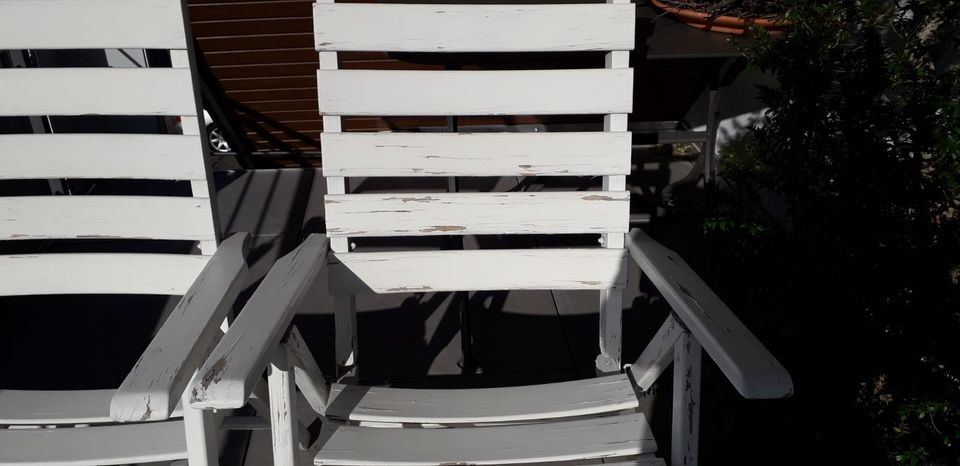 2 Balkonstühle aus weiß lackiertem Holz in Gundelfingen