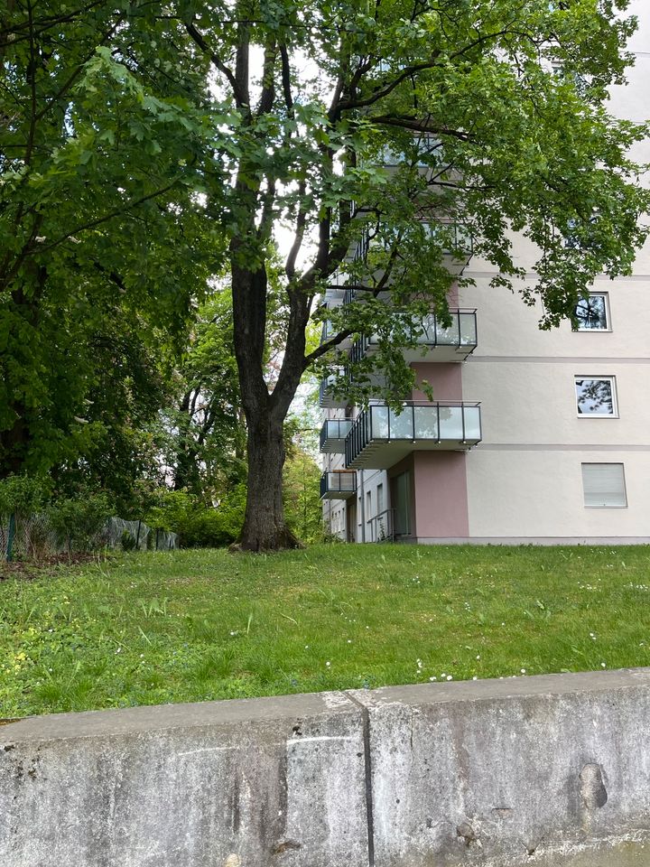 Zentrale 2-ZKB Wohnung - teilmöbliert, Blick ins Grüne, Balkon in Augsburg