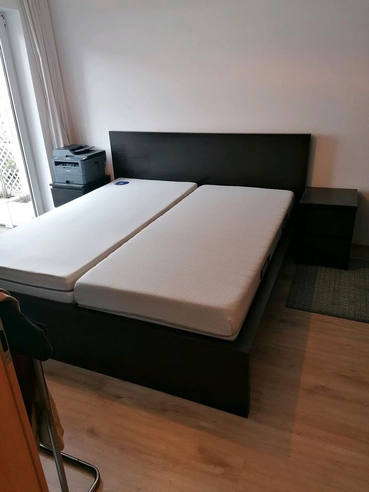 Ikea Malm Bett hoch 180x200 inkl Nachtt., Lattenr. und Matratzen in Bingen