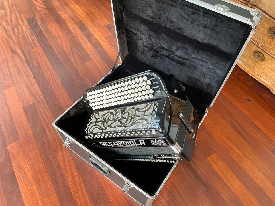 Akkordeon Accordiola Concerto Knopf . B-Griff . Wie neu . in Kleve