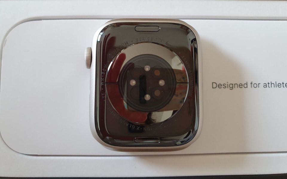 Apple Watch Nike Series 7 45mm Starlight Aluminum GPS + Cellular in Rosenheim