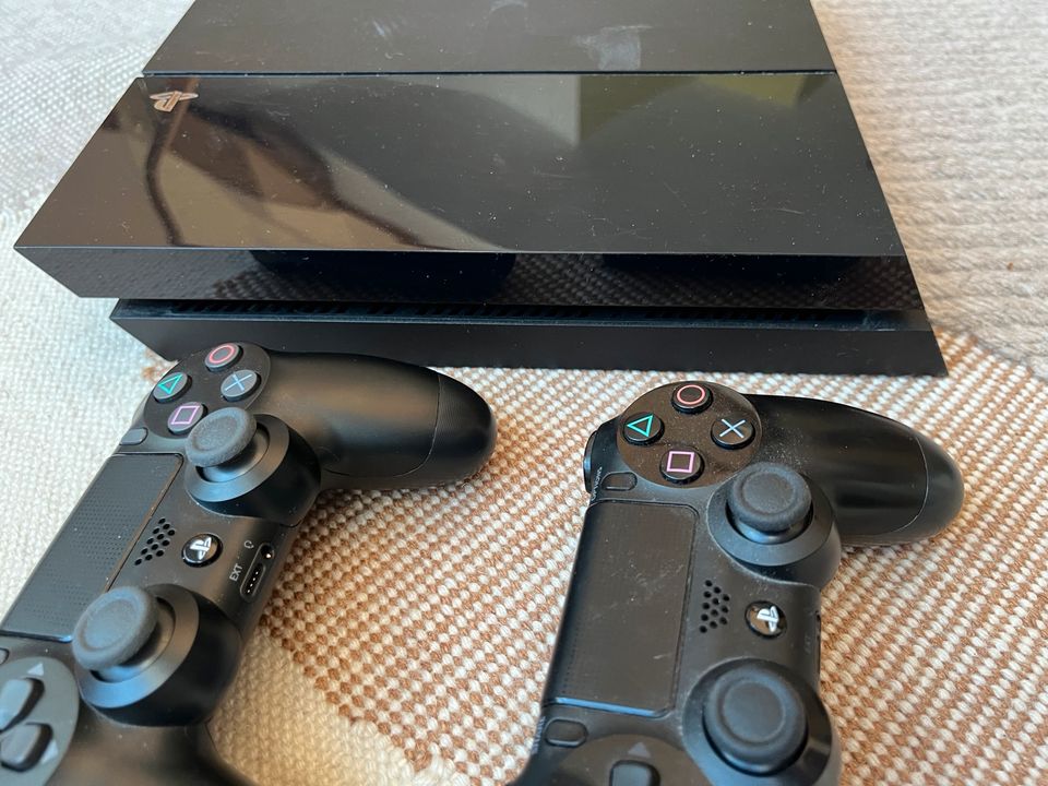 Sony PS 4 Konsole mit 2 Controlern in Berlin